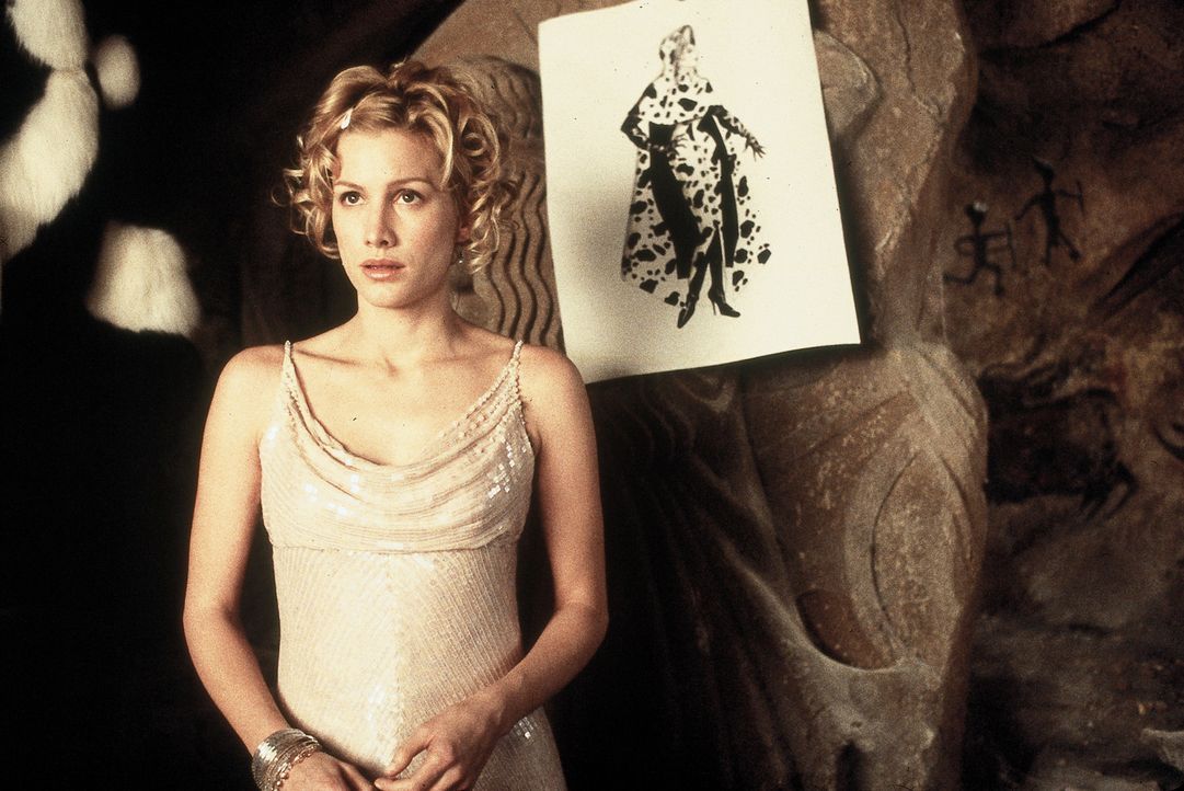 Die junge Bewährungshelferin Chloe Simon (Alice Evans) soll sich ausgerechnet um die grausame Pelzjägerin Cruella de Vil kümmern ... - Bildquelle: Walt Disney Pictures