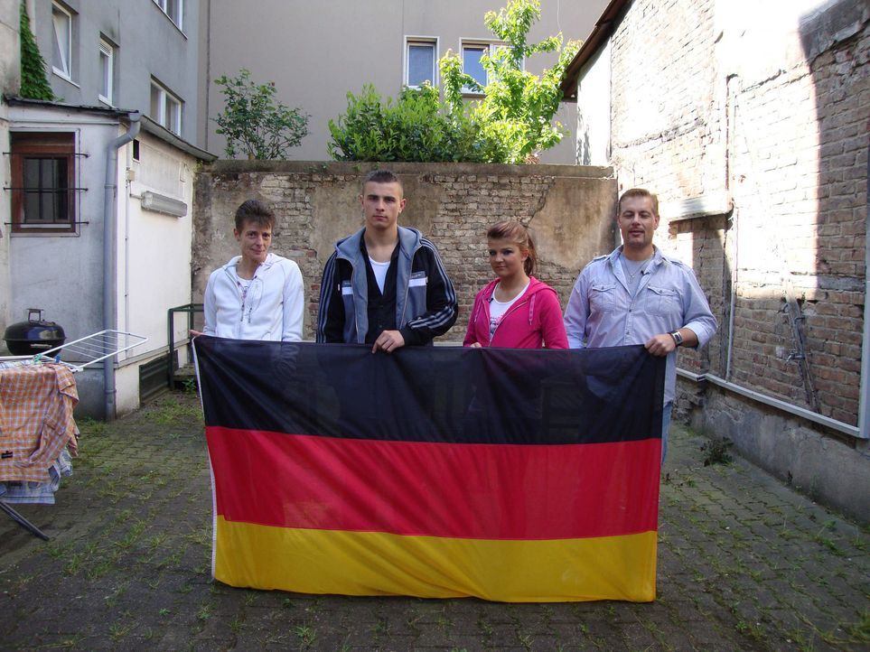 Die 21-jährige Jacky (r.) und ihre Familie. - Bildquelle: ProSieben