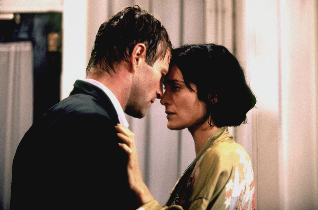 Kommen sich während der Ermittlungen näher: FBI-Agent Thomas Mackelway (Aaron Eckhart, l.) und seine attraktive Partnerin Fran Kulok (Carrie-Anne Mo... - Bildquelle: 2006 Sony Pictures Television International