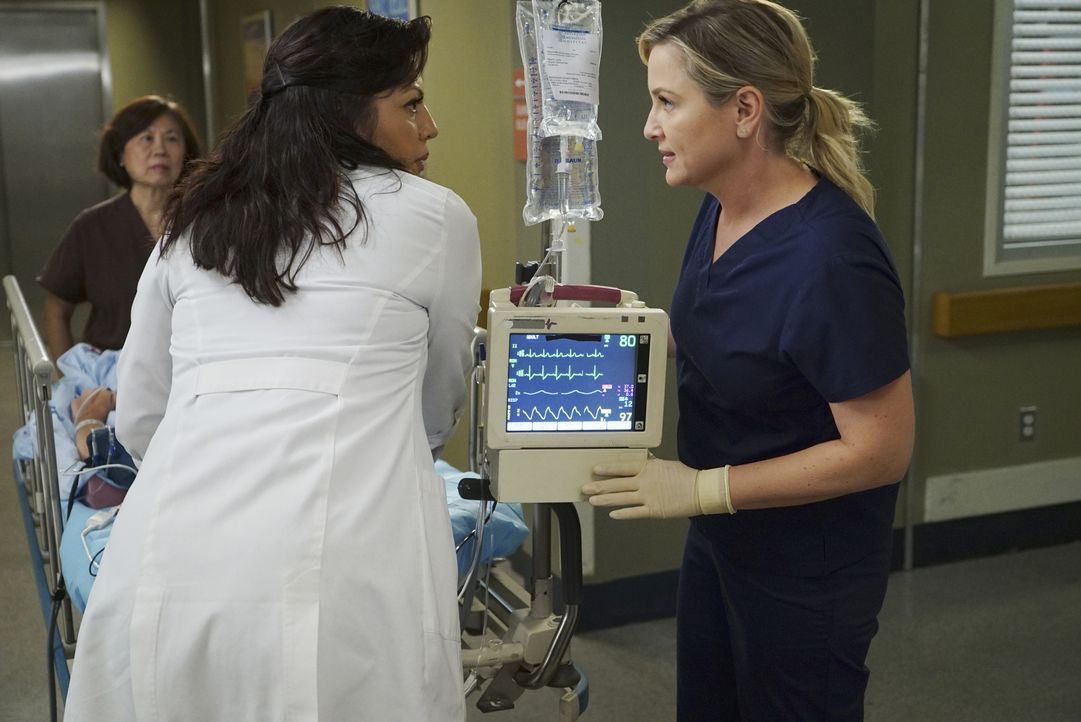 Nach dem Tunneleinsturz kämpfen die Ärzte immer noch um das Leben der Verletzten: Arizona (Jessica Capshaw, r.) und Callie (Sara Ramirez, 2.v.l.) ..... - Bildquelle: ABC Studios