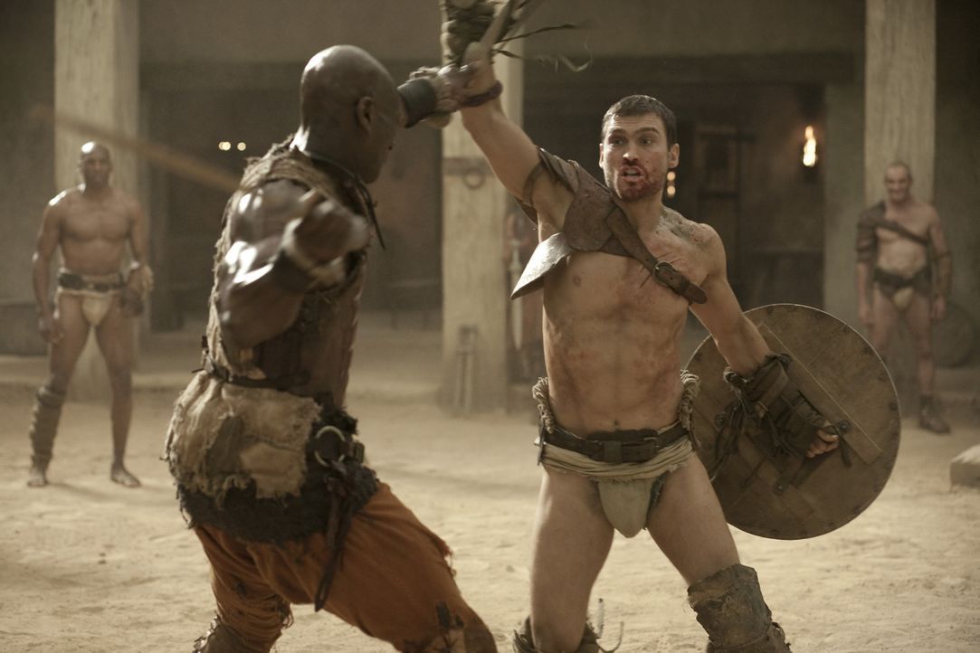 Da Drago (Peter Mensah, l.) als einziger Gladiator jemals lebend die Arena nach einem Kampf gegen Theokoles verlassen hat, weiß er, wie gefährlich... - Bildquelle: 2010 Starz Entertainment, LLC