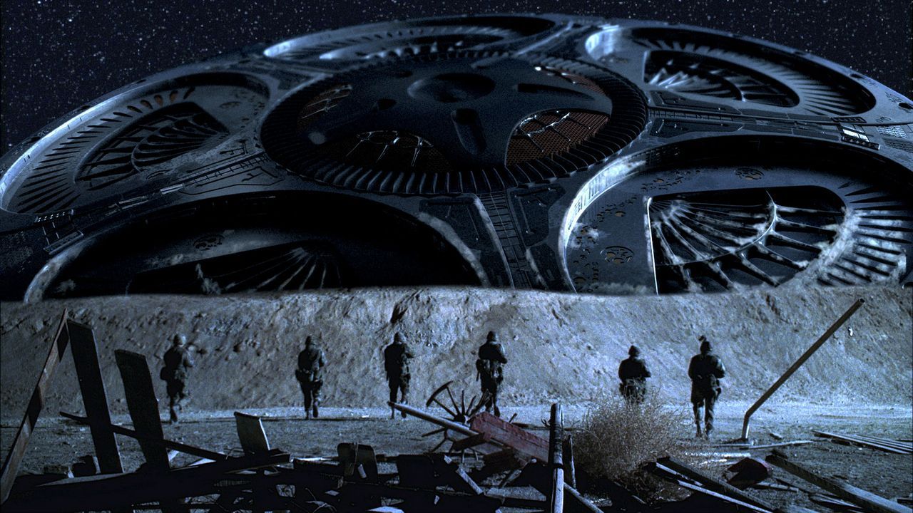 Gegenwart. Obwohl es der Armee gelingt, das Raumschiff abzuschießen, ist es urplötzlich wieder flugbereit ... - Bildquelle: TM &   DREAMWORKS LLC.All Rights Reserved