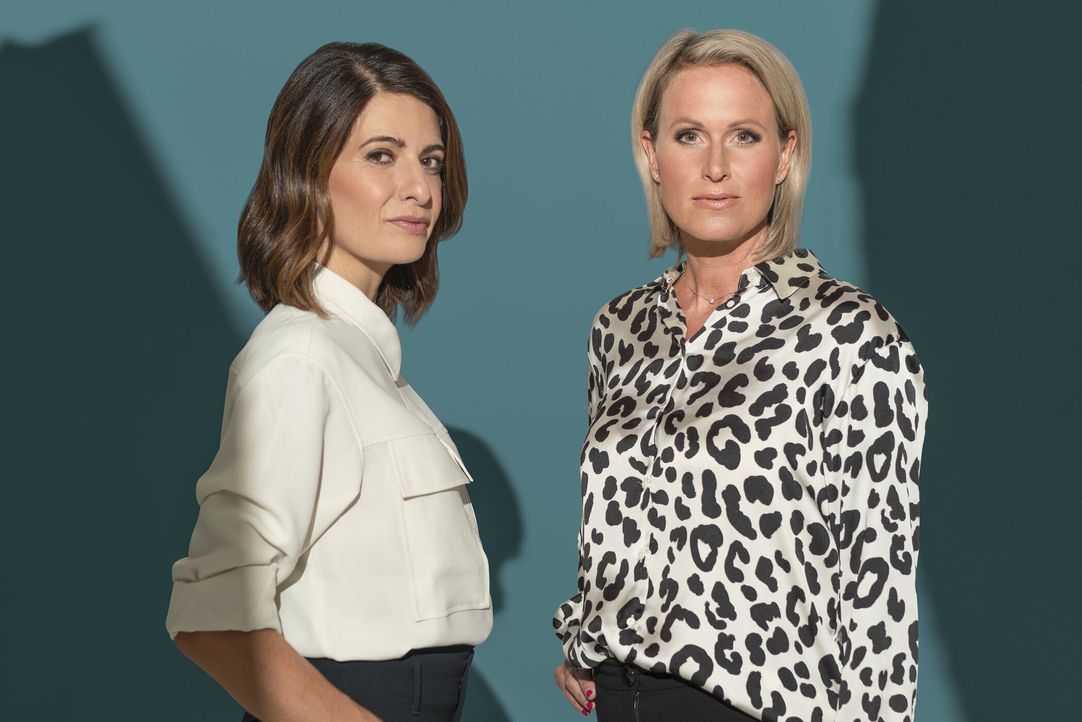 Linda Zervakis (l.); Claudia von Brauchitsch (r.) - Bildquelle: Hahn + Hartung Fotografen SAT.1/ProSieben / Hahn + Hartung Fotografen