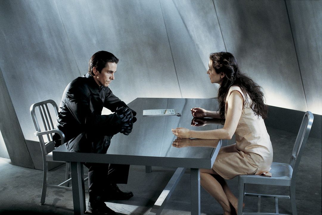 Als sich John (Christian Bale, l.) in die junge Terroristin Mary (Emily Watson, r.), verliebt, setzt er seine Drogen ab und beginnt einen selbstmörd... - Bildquelle: Dimension Films