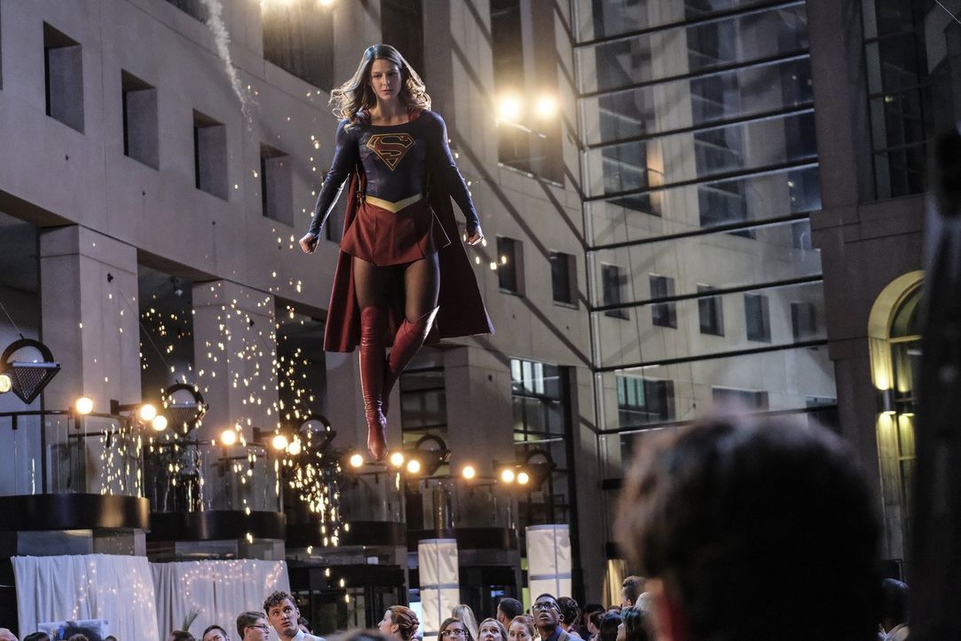 Supergirls (Melissa Benoist) neueste Mission verlangt ihr einiges ab - denn der Kampf gegen ihre Gegner, die über tödliche Alien-Waffen verfügen, en... - Bildquelle: 2016 Warner Bros. Entertainment, Inc.
