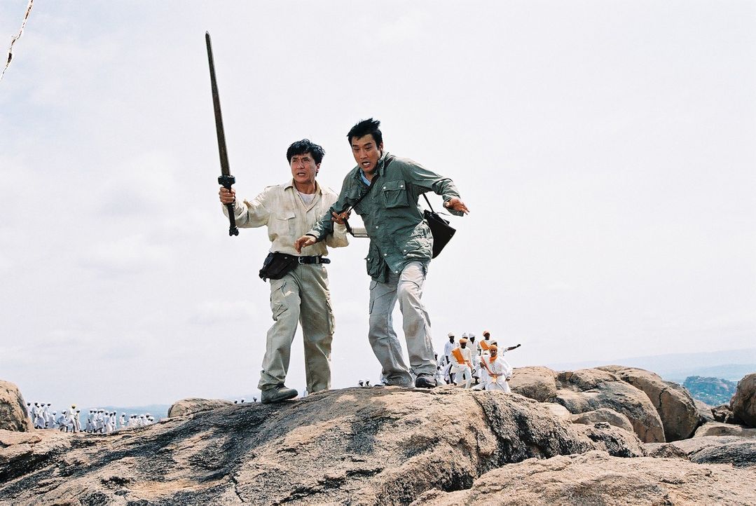 Nicht nur in der Vergangenheit, nein, auch in der Gegenwart muss sich der Archäologe Dr. Jack Chan (Jackie Chan, l.) mit Geistern aus 2000 zurückl... - Bildquelle: Splendid