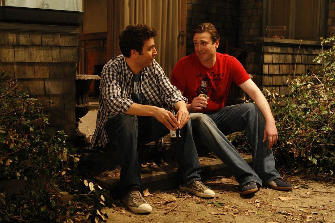 Voller stolz zeigt Ted (Josh Radnor, l.) seinen Freunden, seine neue Errungenschaft, doch die sind entsetzt - denn das traute Heim ist eine Bruchbud... - Bildquelle: 20th Century Fox International Television