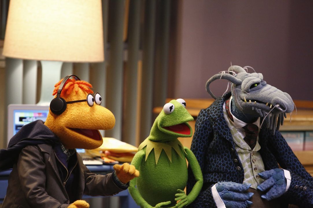 Senden von Miss Piggys Krankenhausbett aus: Kermit (M.), Onkel Tödlich (r.) und Scooter (l.) ... - Bildquelle: ABC Studios