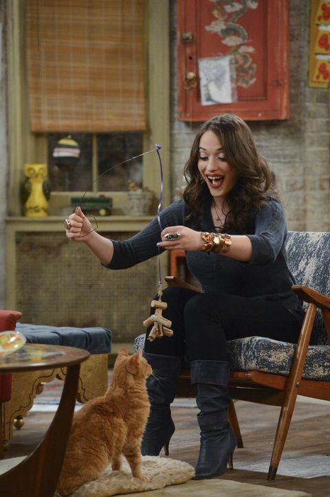 Endlich ist Max (Kat Dennings) mal wieder allein zu Hause, doch als das Date ihrer Mitbewohnerin platzt, bieten sich plötzlich ganz neue Abendpläne... - Bildquelle: Warner Brothers