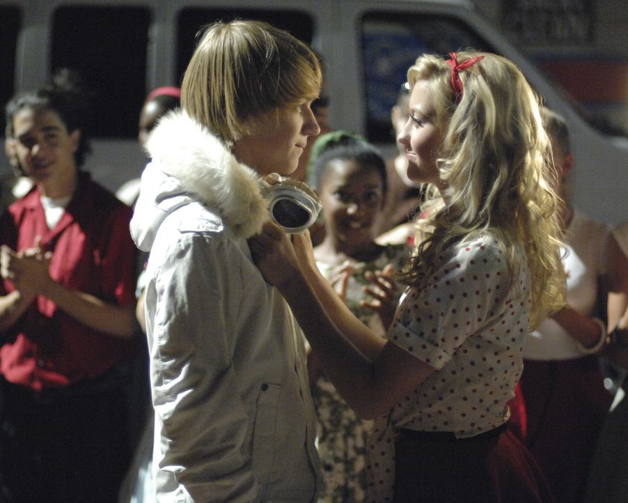 Stephanie (Chelsea Staub, r.) kann zunächst nicht glauben, dass der Schuldheld ihr Ex-Freund Virgil (Jason Dolley, l.) ist ... - Bildquelle: 2007 Disney Channel
