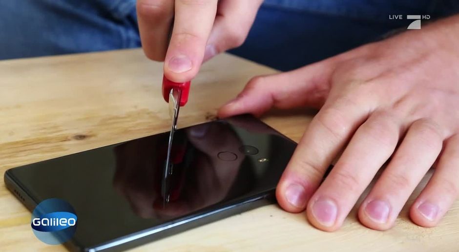 Galileo Video So Viel Halt Das Keramik Handy Wirklich Aus Prosieben