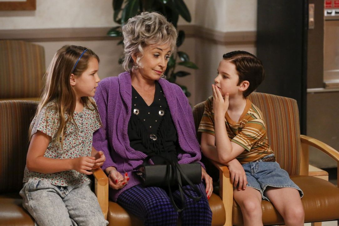 Eigentlich sollte Großmutter Meemaw (Annie Potts, M.) auf die Kinder aufpassen, während Mary und George im Krankenhaus sind, doch dann treffen Georg... - Bildquelle: Warner Bros.