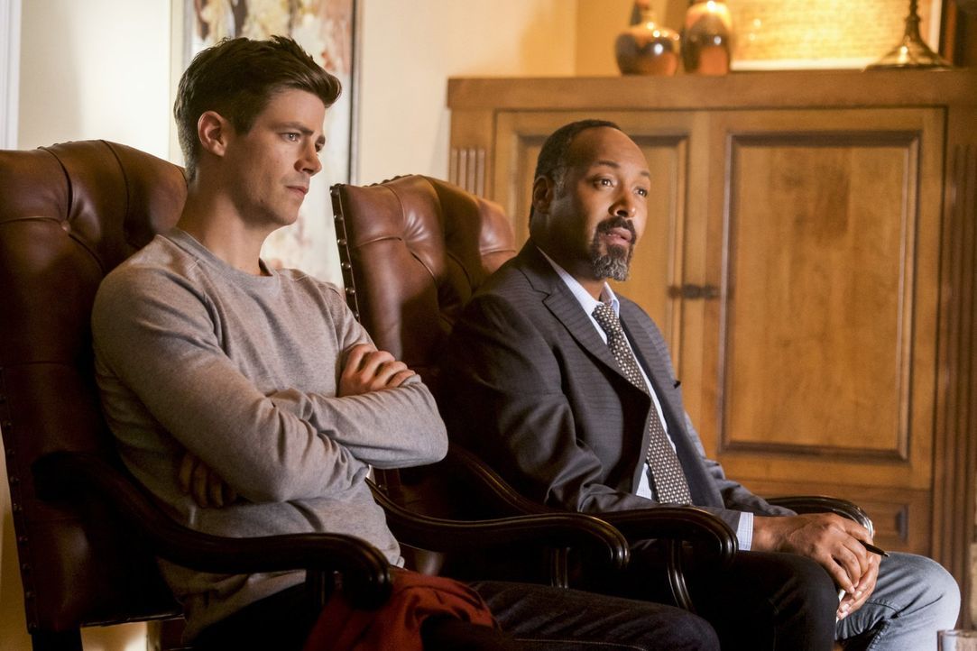 Barry (Grant Gustin, l.) und Joe (Jesse L. Martin, r.) statten DeVoe einen Besuch ab und müssen sich eingestehen, dass der Mann ganz anders ist, als... - Bildquelle: 2017 Warner Bros.