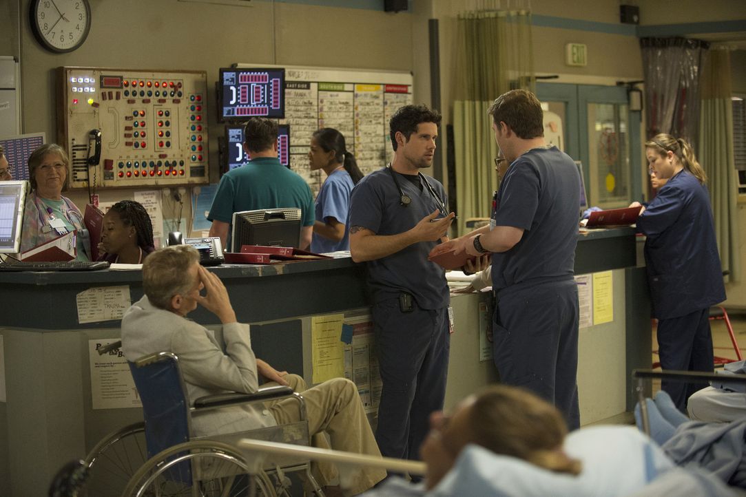 Marios (Ben Hollingsworth, l.) neuer Patient ist ein alter Mann mit HIV, was Mario zum Überreagieren bringt und Unstimmigkeiten zwischen ihm und Ang... - Bildquelle: Neil Jacobs 2015 American Broadcasting Companies, Inc. All rights reserved.