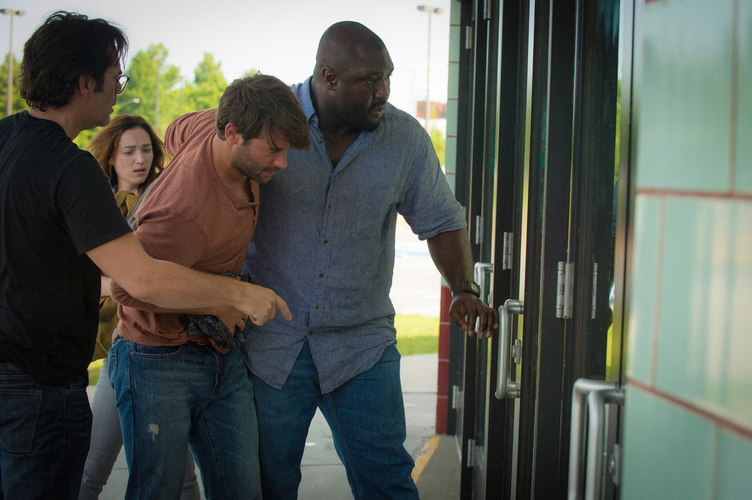 Beim Krankenhaus angekommen müssen Mitch (Billy Burke, l.) und Abraham (Nonso Anozie, r.) feststellen, dass es völlig von wilden Tieren überannt ist... - Bildquelle: Cook Allender 2015 CBS Broadcasting Inc. All Rights Reserved.