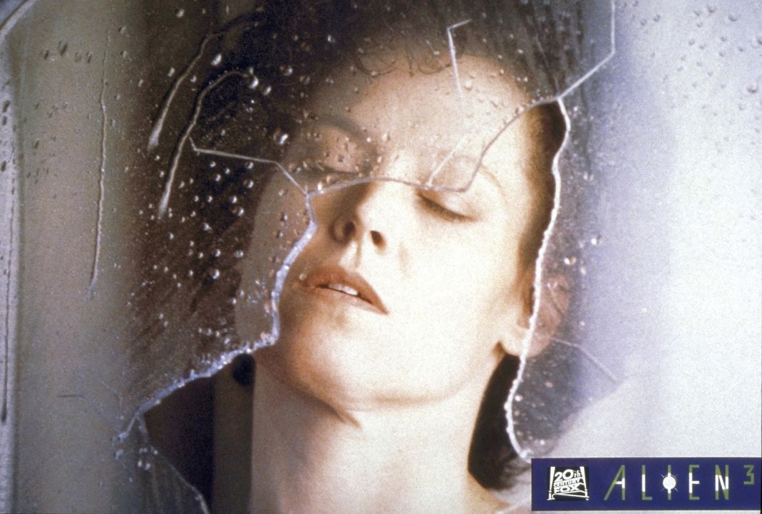Leutnant Ellen Ripley (Sigourney Weaver) überlebt als einzige die Notlandung ihres Raumschiffs auf dem Planeten Fiorina. Dort erwartet sie das nackt... - Bildquelle: 20th Century Fox of Germany