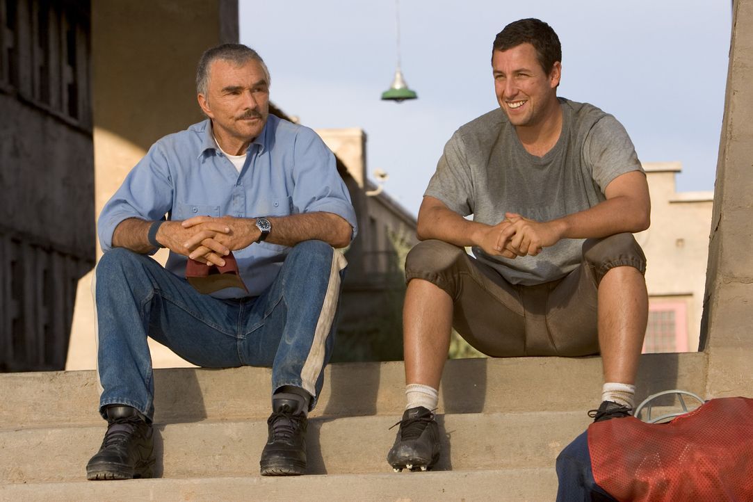 Gefängnisdirektor Hazen rechnet nicht damit, dass der ehemalige Footballprofi und Star-Quarterback Paul Crewe (Adam Sandler, r.) einen eigenen Plan... - Bildquelle: Sony 2007 CPT Holdings, Inc.  All Rights Reserved.