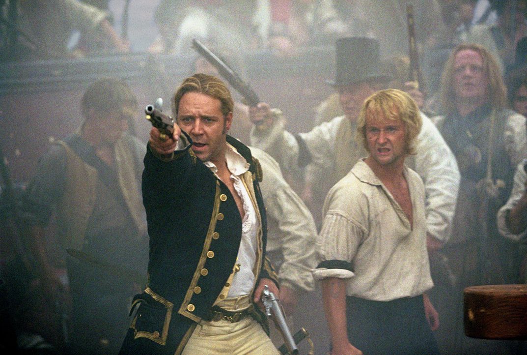 Kapitän Jack Aubrey (Russell Crowe, l.) und seine Crew (Billy Boyd, r.) werden mit einem übermächtigen Gegner konfrontiert, der ihnen eine empfindli... - Bildquelle: 2003 Twentieth Century Fox Film Corporation, Miramax Film Corp. and Universal City Studios LLLP. All rights reserved.
