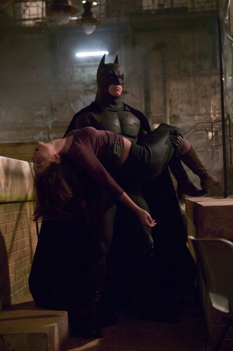 In letzter Minute kann Batman (Christian Bale, r.) Rachel (Katie Holmes, l.) aus der Hand des hemmungslosen "Scarecrow" befreien ... - Bildquelle: 2005 Warner Brothers