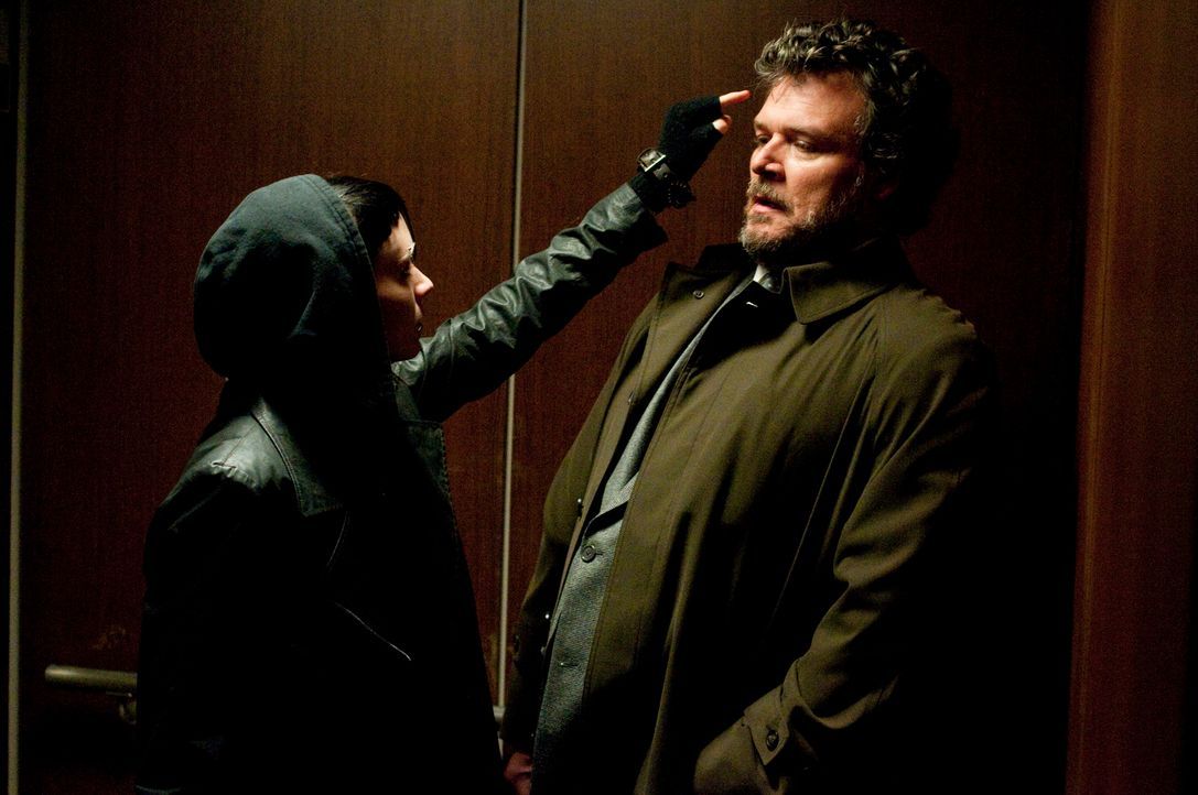 Immer wieder benutzt Rechtsanwalt Bjurman (Yorick van Wageningen, r.) seine Machtposition dazu, sein Mündel Salander (Rooney Mara, l.) sexuell zu mi... - Bildquelle: Sony Pictures Television Inc. All Rights Reserved.