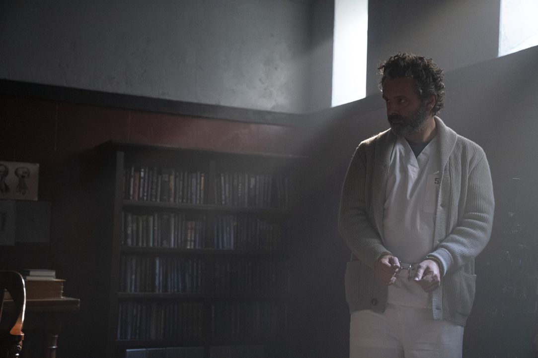 Dr. Martin Whitly (Michael Sheen) - Bildquelle: Peter Kramer 2019 Warner Bros. Entertainment Inc. All Rights Reserved. / Peter Kramer