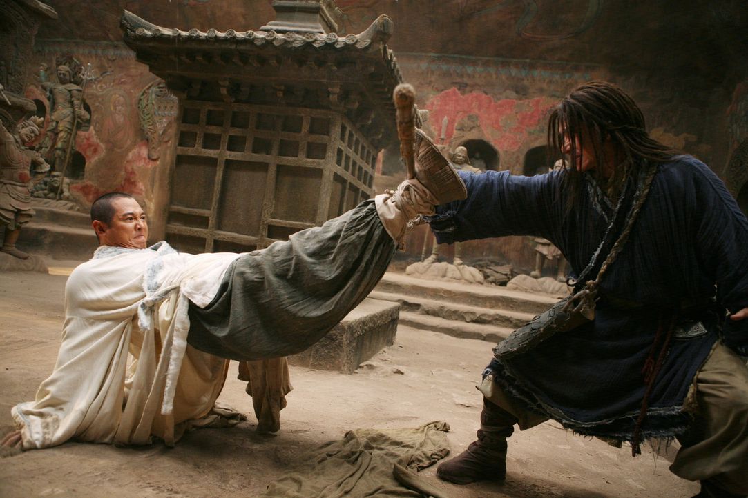 Die Kampfkunst des Kung-Fu: Der Mönch (Jet Li, l.) und Lu Yan (Jackie Chan, r.) wollen den jungen Jason aus der Zukunft auf seine Bestimmung und di... - Bildquelle: 2008 J&J Project LLC. ALL RIGHTS RESERVED.