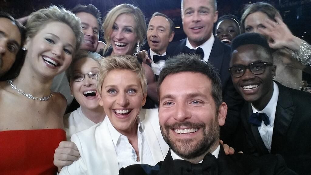 "Oscars 2014"-Moderatorin Ellen DeGeneres: Star-Selfie legt Twitter lahm - Bildquelle: Twitter/TheEllenShow