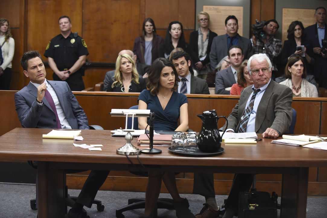 Der Prozess gegen Dean Sr. (William Devane, r.) wird für alle zur Zerreißprobe. Während Dean (Rob Lowe, l.) und Claire (Natalie Morales, M.) ihr Bes... - Bildquelle: 2015-2016 Fox and its related entities.  All rights reserved.