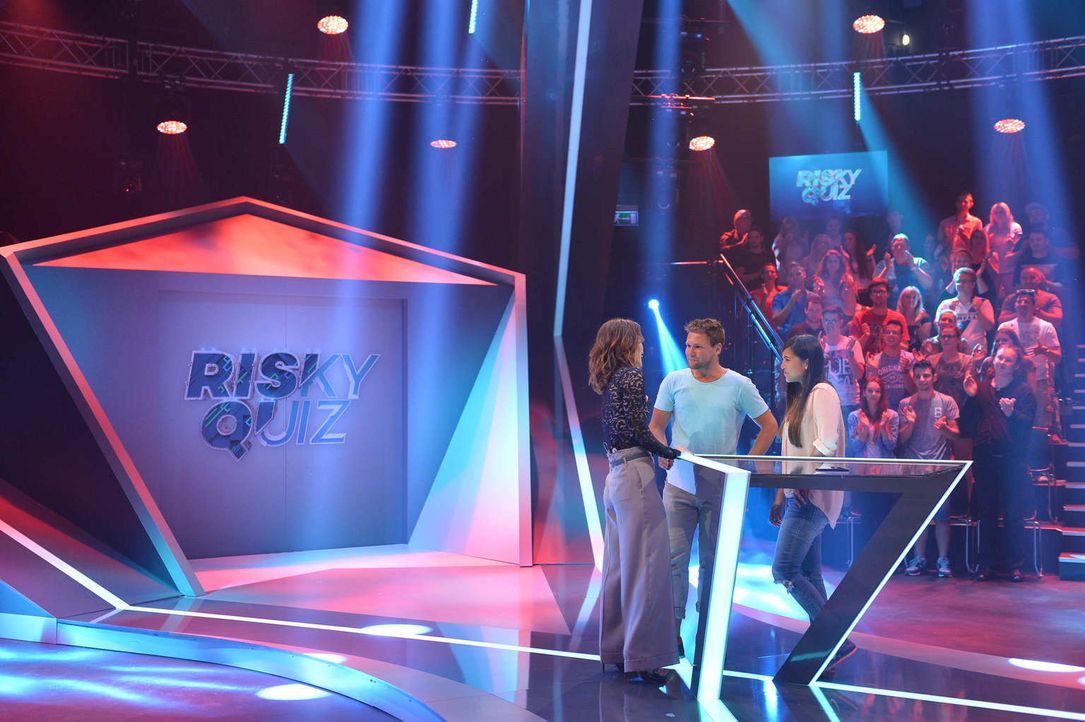 No risk, no fun! Jeannine Michaelsen (l.) und Aurel Mertz führen ihr Kandidatenpaar Saskia (r.) und Tobias (M.) bei "Risky Quiz" hinters Licht. Währ... - Bildquelle: Willi Weber ProSieben