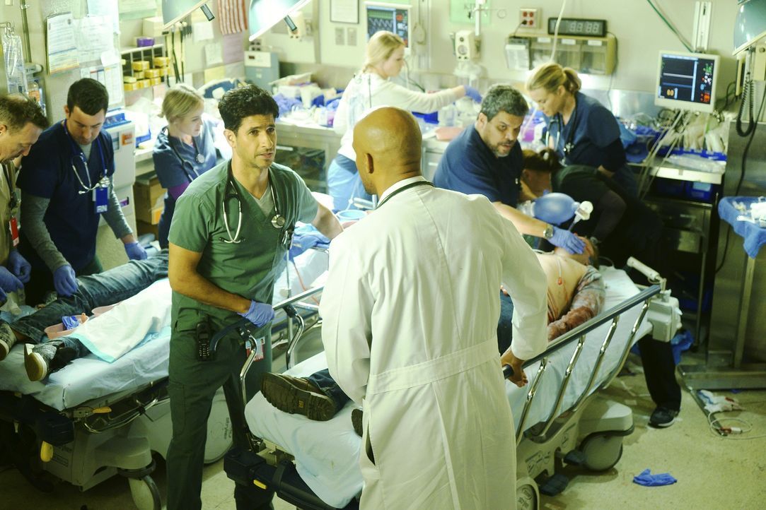 In der Notaufnahme des Angels Memorial Krankenhauses kämpfen Jesse (Luis Guzman, 2.v.r.), Will (Boris Kodjoe, vorne), Neal (Raza Jaffrey, 4.v.l.) un... - Bildquelle: Monty Brinton 2015 ABC Studios