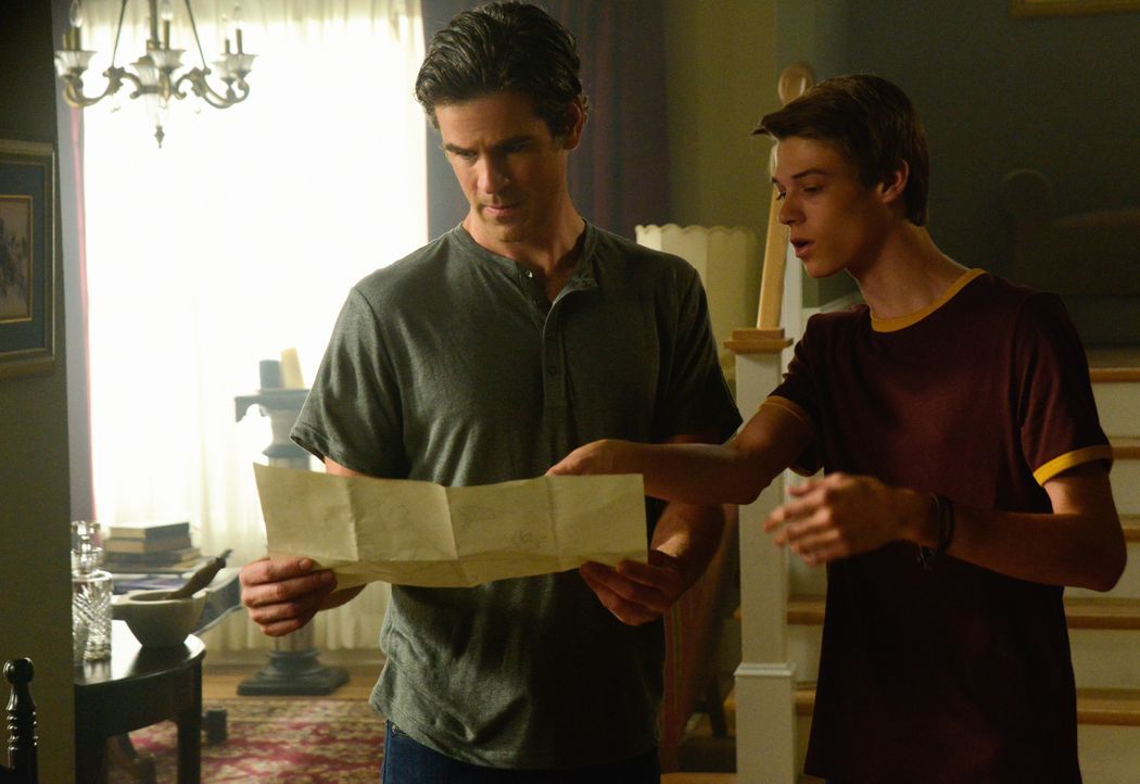 Kann Joe (Colin Ford, r.) Sam (Eddie Cahill, l.) noch trauen, nachdem er sich der seltsamen Behandlung von Christine unterziehen musste oder ist sei... - Bildquelle: Brownie Harris 2015 CBS Studios Inc.