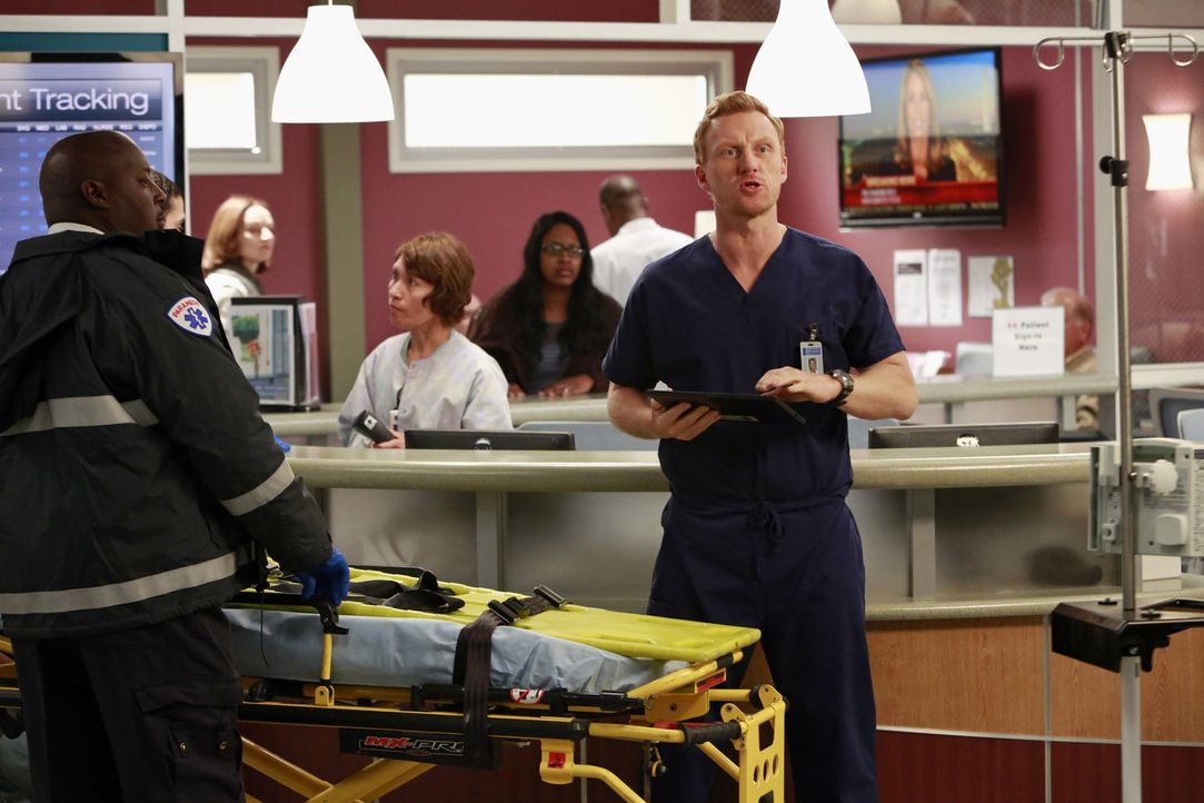 Dr. Owen Hunt (Kevin McKidd, r.) beweist seine Kompetenz, als zahlreiche Opfer einer Explosion ins Grey-Sloan-Memorial Hospital eingeliefert werden... - Bildquelle: ABC Studios