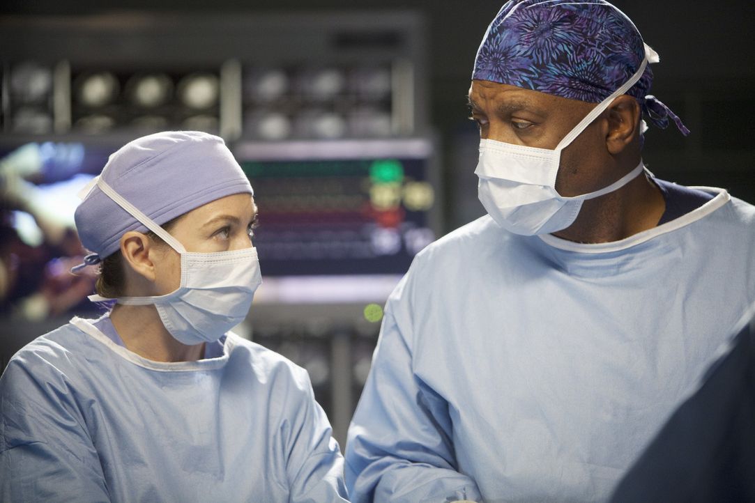 Während sich Meredith (Ellen Pompeo, l.) für ein Fachgebiet entscheiden muss, nimmt Webber (James Pickens, Jr., r.) seine 10.000 Operation vor ... - Bildquelle: ABC Studios