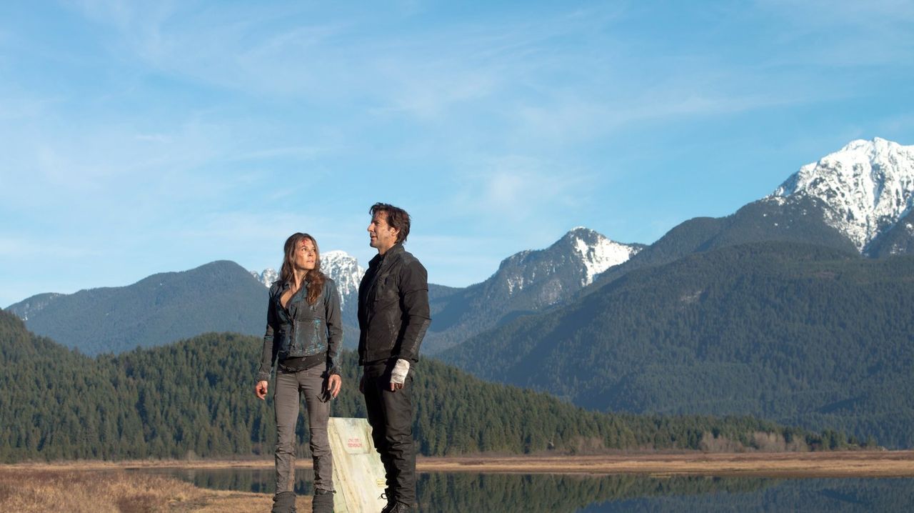 Wie lange können Abigail (Paige Turco, l.) und Kane (Henry Ian Cusick, r.) die Schönheit der Erde noch genießen, bevor sie die Schattenseiten erkenn... - Bildquelle: Warner Brothers