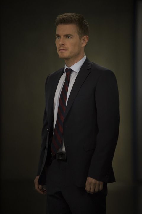 Die Wahrheit über den Reverse Flash stellt Eddie (Rick Cosnett) vor ein Rätsel ... - Bildquelle: Warner Brothers.