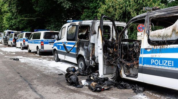 Vor G7-Gipfel. Acht Polizeiautos angezündet