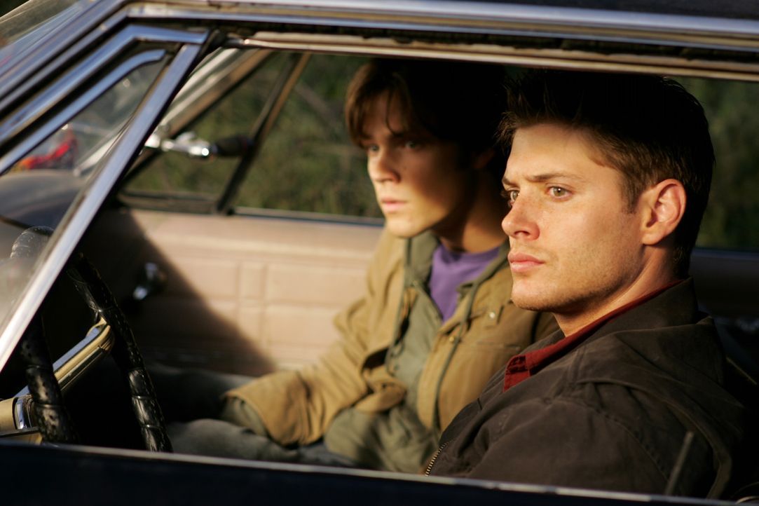 Mit gefälschten Ausweisen machen sich Dean (Jensen Ackles, r.) und Sam (Jared Padalecki, l.) auf die Suche nach einer Erklärung über das mysteri - Bildquelle: Warner Bros. Television