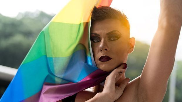 Diversity: Make-up steht allen gut – ganz fern von Genderrichtlinien!