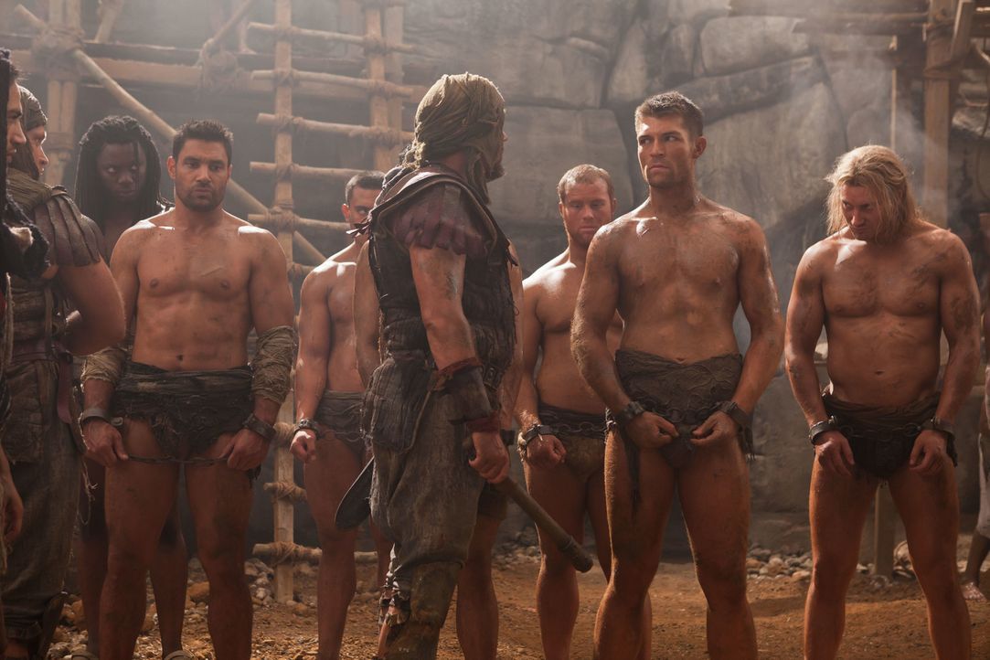 Wagen sich mitten in die Höhle des Löwen, um Naevia zu retten: Spartacus (Liam McIntyre, 2.v.r.) und Crixus ( Manu Bennett, 6.v.r.) ... - Bildquelle: 2011 Starz Entertainment, LLC. All rights reserved.