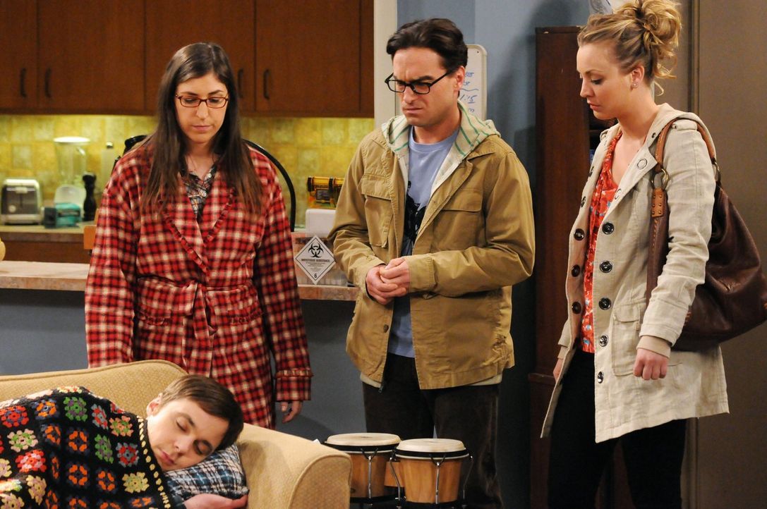 Machen sich Sorgen um Sheldon (Jim Parsons, liegend), dessen Leben auf dem Kopf steht, da sein Friseur krank ist: Amy (Mayim Bialik, l.), Leonard (J... - Bildquelle: Warner Bros. Television