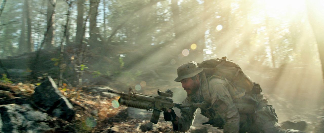 Als Mike Murphy (Taylor Kitsch) und seine drei Kameraden beschließen, die Mission abzubrechen, stoßen sie auf eine große Einheit der Taliban. Ein mö... - Bildquelle: Universal Pictures
