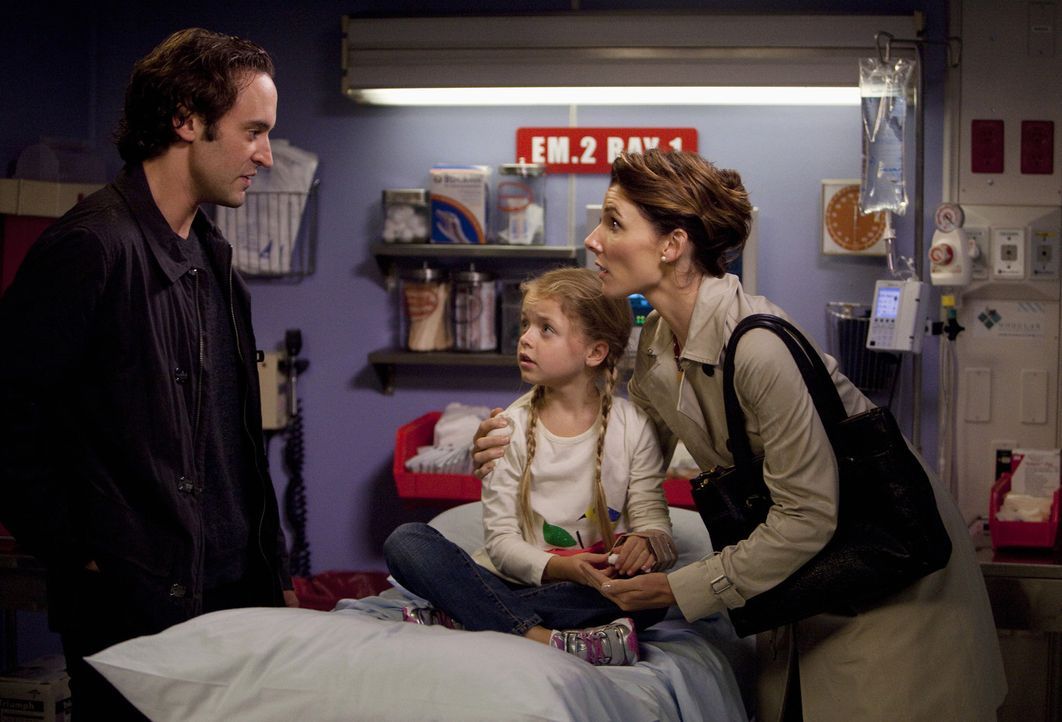 Geraten ständig wegen ihrer Tochter Sarah (Kylie Rogers, M.) aneinander: Ron (Charlie Hofheimer, l.) und Dana Nelson (Chryssie Whitehead, r.) ... - Bildquelle: ABC Studios