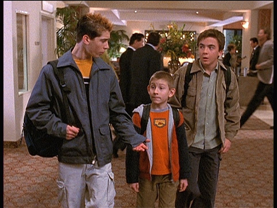 Reese (Justin Berfield, l.), Dewey (Erik Per Sullivan, M.) und Malcolm (Frankie Muniz, r.) mieten sich mit Hilfe der Kreditkarte ihres Vaters in ein... - Bildquelle: TM +   Twentieth Century Fox Film Corporation. All Rights Reserved.