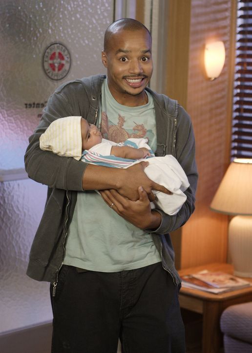 Stolz präsentiert Turk (Donald Faison) sein Baby ... - Bildquelle: Touchstone Television