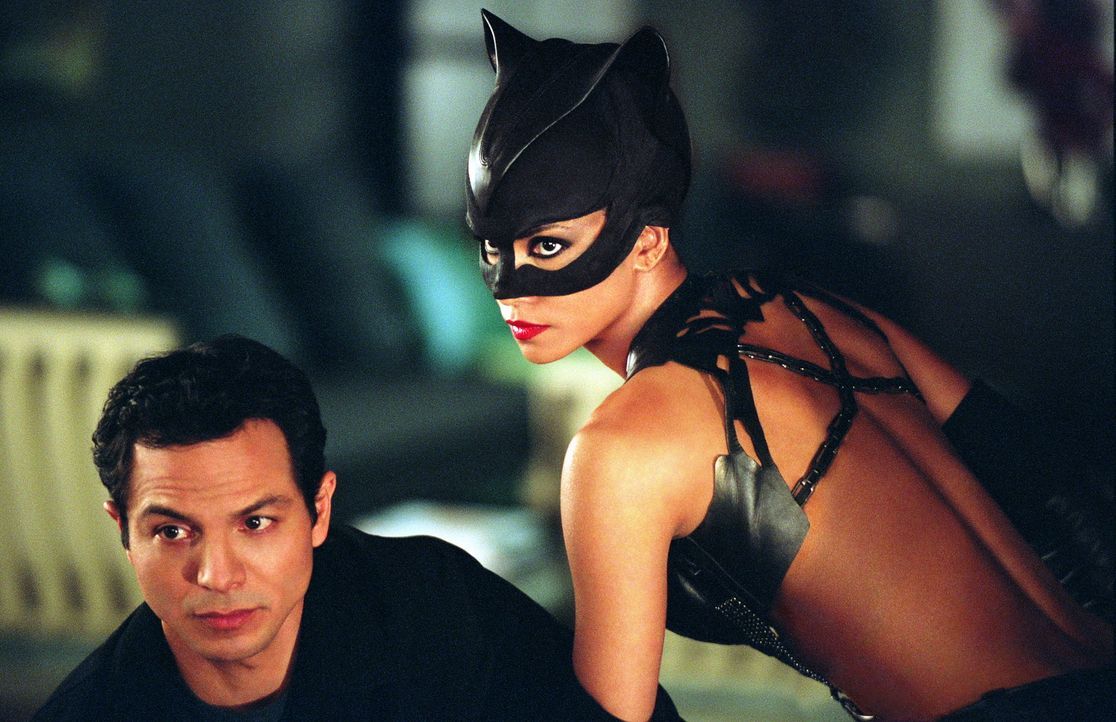 Die geheimnisvolle Catwoman (Halle Berry, l.) überrascht den Detektiv Tom Lone (Benjamin Bratt, l.) mit ihren außergewöhnlichen Fähigkeiten ... - Bildquelle: Warner Bros. Television