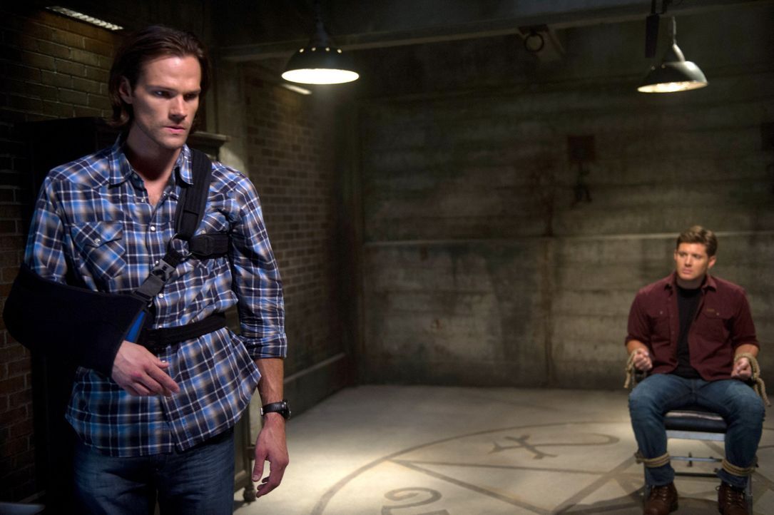 Sam (Jared Padalecki, l.) setzt alles daran, Dean (Jensen Ackles, r.) von seinen dunklen Verlangen zu befreien, doch geht der Plan wirklich auf? - Bildquelle: 2016 Warner Brothers