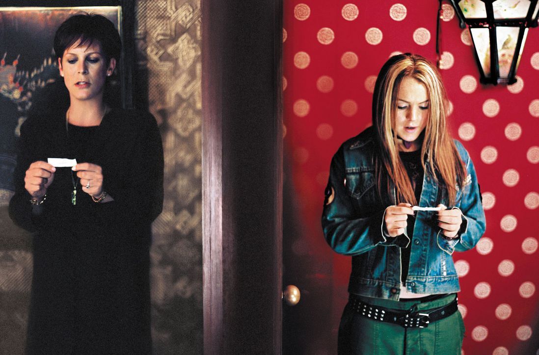 Als die beiden Streithähne (Jamie Lee Curtis, l. und Lindsay Lohan, r.) versehentlich zwei Glückskekse vertauschen, stellen sie schon am nächsten... - Bildquelle: Buena Vista Pictures Distribution