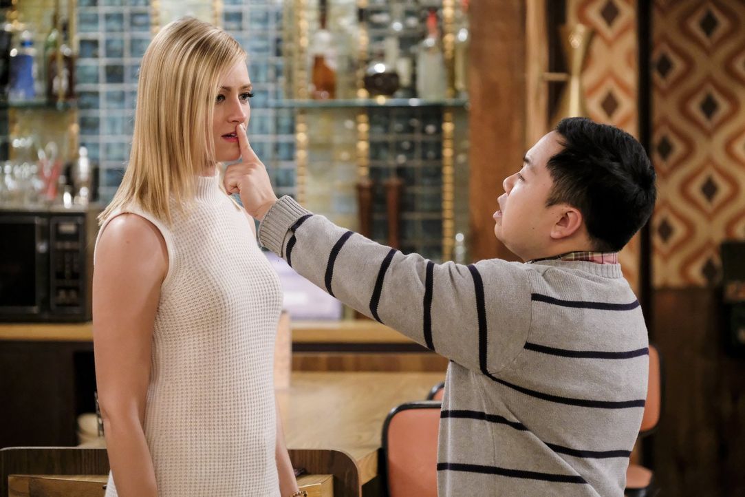 Während der Hurrikane über ihren Köpfen tobt kommt es für eine Sekunde zu sexuellen Spannungen zwischen Caroline (Beth Behrs, l.) und Han (Matthew M... - Bildquelle: Warner Bros. Television