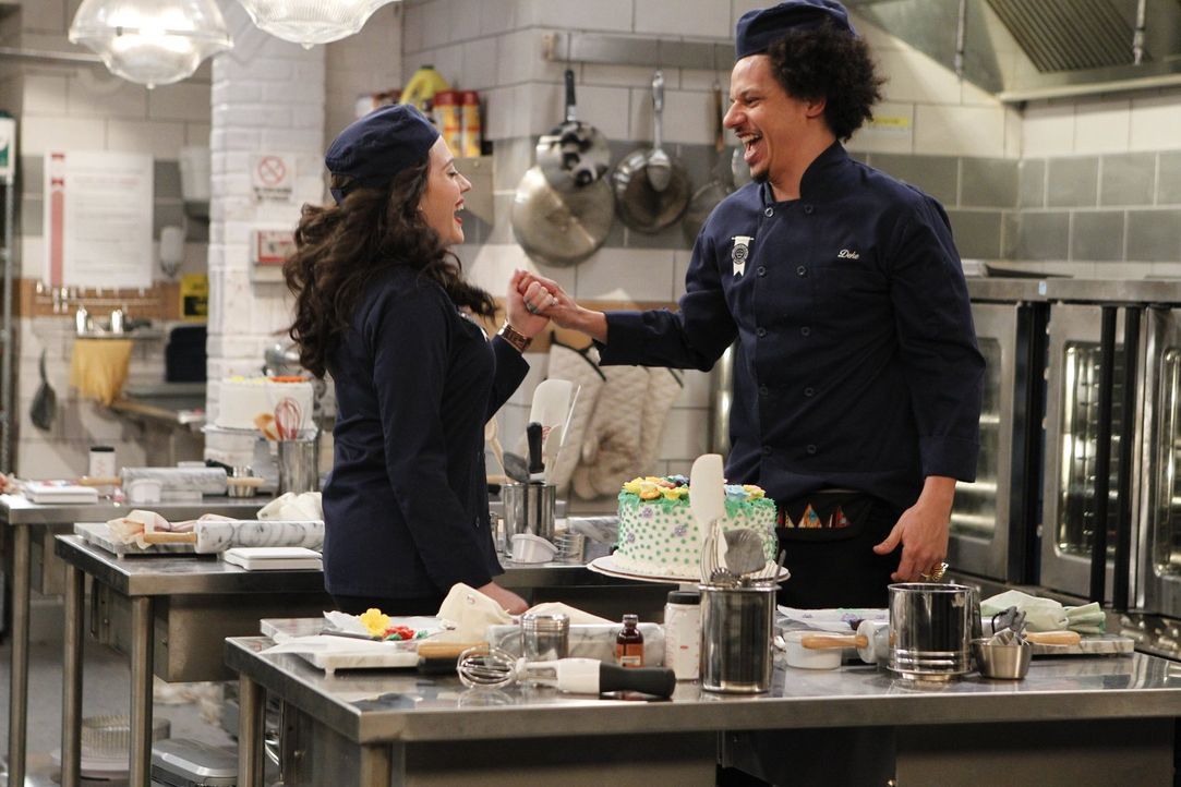 Max (Kat Dennings, l.) erfährt die Wahrheit über Deke (Eric André, r.). Kann die Beziehung noch gerettet werden? - Bildquelle: Warner Bros. Television