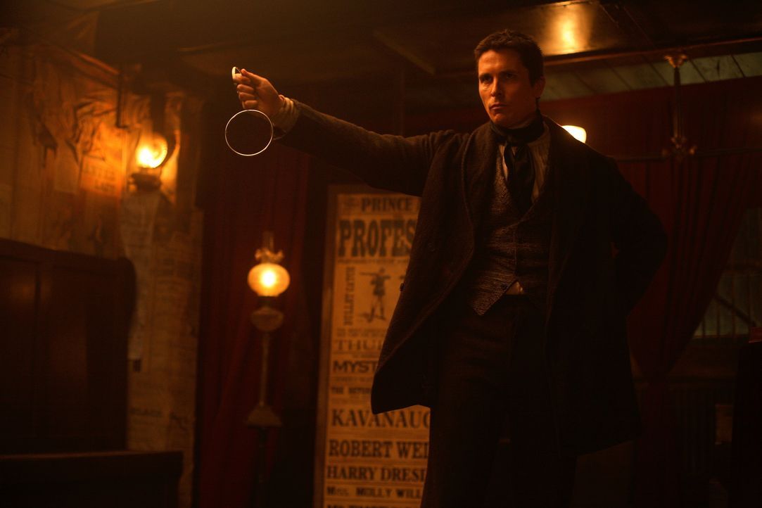 Mord oder Magie? Hat der erfolgreiche Illusionist Alfred Borden (Christian Bale) seinen Kollegen Robert Angier während einer Zaubervorstellung wirkl... - Bildquelle: Warner Television